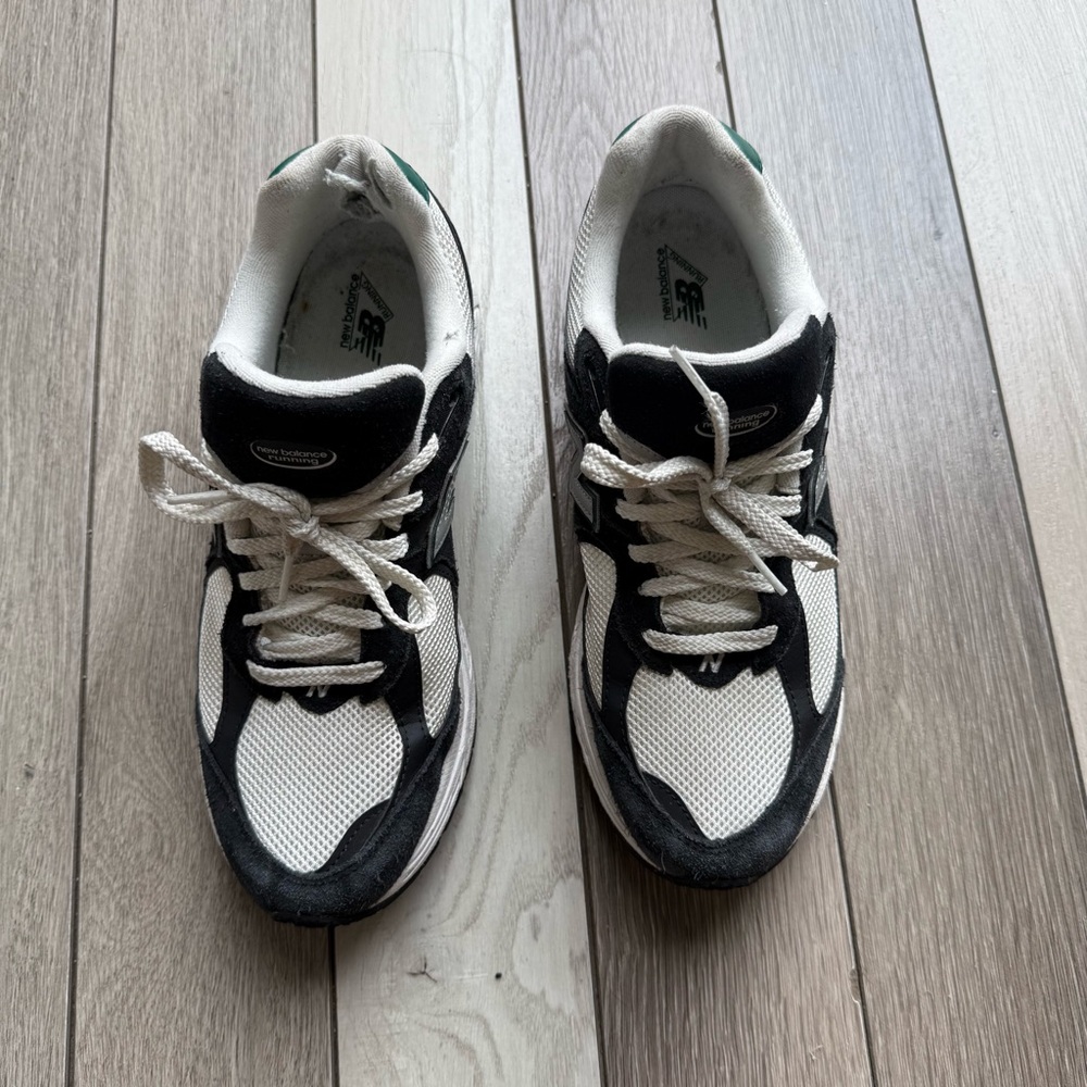 New Balance 2002R Black and White Shoes with Green Details - Picture 3 of 9